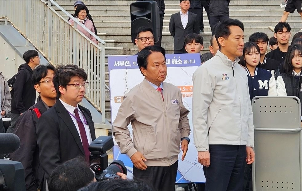 명지대학교 앞에서 여장권 교통실장에게 서부선 관련 브리핑을 경청하는 오세훈 서울시장(오른쪽 첫 번째), 이성헌 서대문구청장(가운데), 문성호 서울시의원(왼쪽 첫 번째)