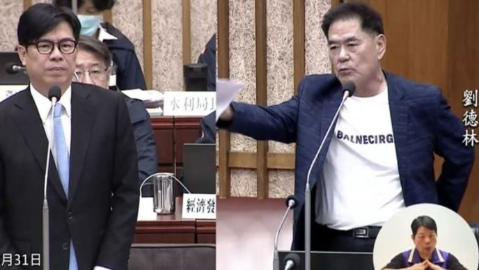 대만 가오슝 류더린(오른쪽) 시의원이 천치마이(왼쪽) 시장에게 ‘세 자녀 출산 시 주택 제공’ 정책을 제안하고 있다. 가오슝 시의회 유튜브 캡처