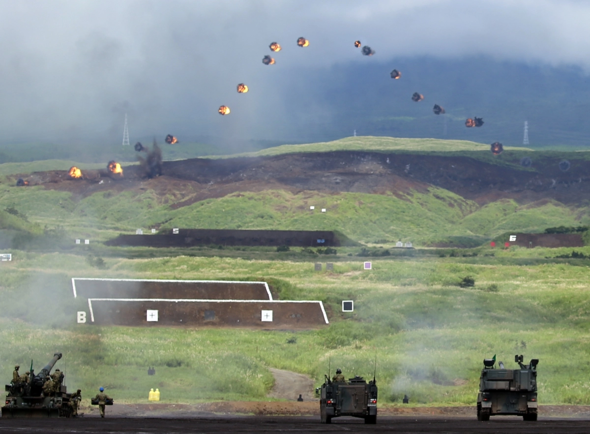 2016년 일본 육상자위대가 시즈오카현 고텐바시 소재 히가시후지연습장에서 열린 자위대의 연례 사격 훈련 ‘후지종합화력연습’ 예행연습에서 포격하고 있다.  연합뉴스