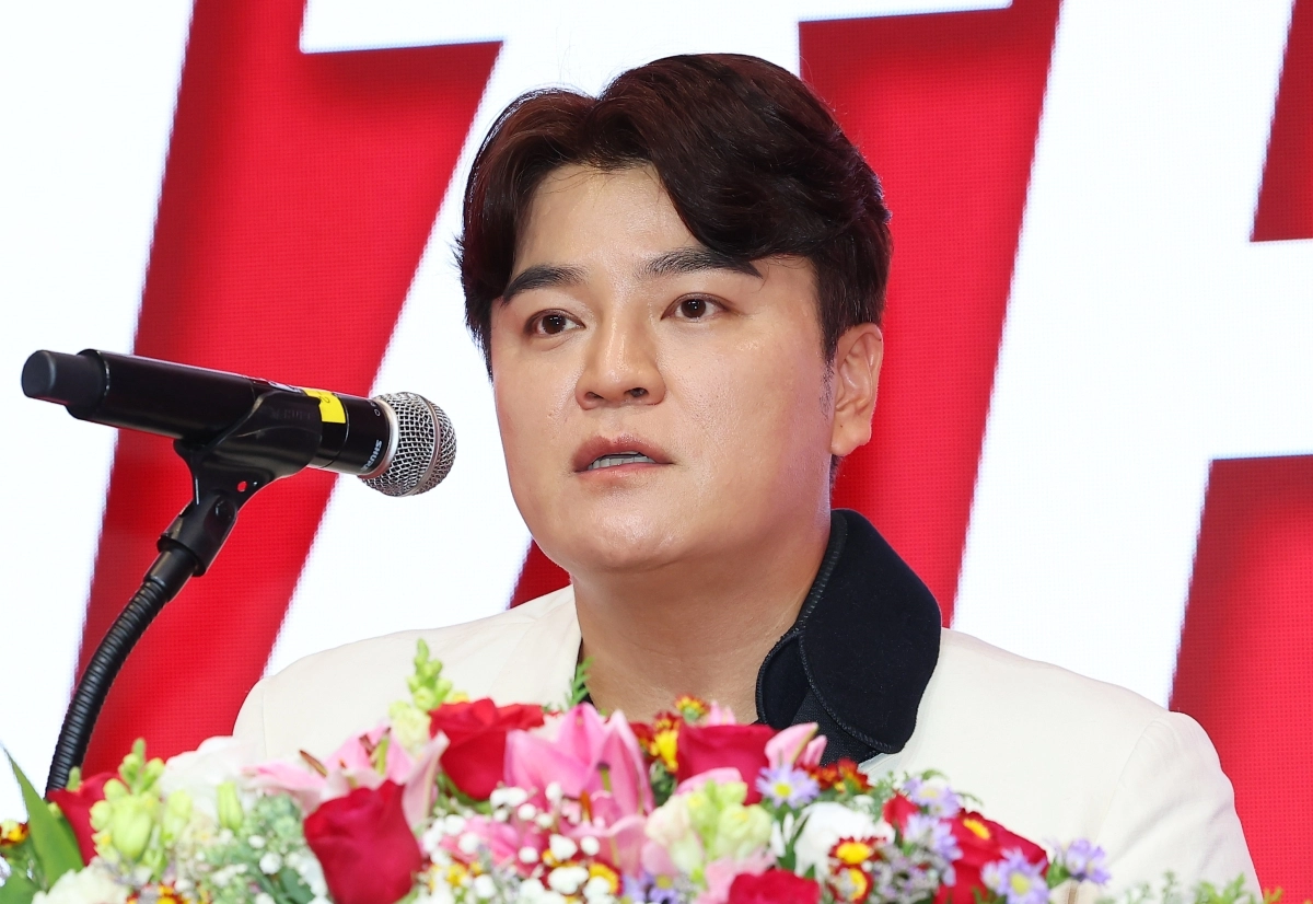 취재진 질문에 답하는 추신수