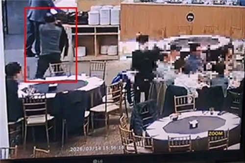 예식장 하객을 상대로 상습 절도 행각을 벌인 60대 남성 A씨가 지난달 한 예식장에서 절도 행각을 벌인 뒤 자리를 뜨는 모습. 서울 영등포경찰서 제공