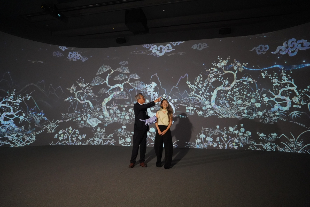 유홍준(왼쪽) 국립중앙박물관 관장이 영화 ‘케이팝 데몬 헌터스’ 매기 강 감독과 지난해 서울 용산구 국립중앙박물관의 디지털 실감영상관을 관람하는 모습. 국립중앙박물관 제공