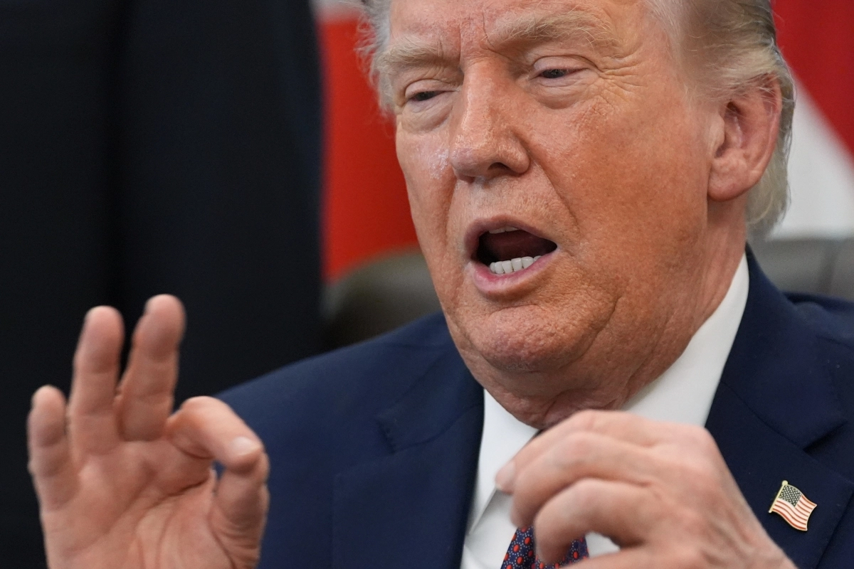 도널드 트럼프 미국 대통령이 31일(현지시간) 백악관 집무실에서 행정명령에 서명한 후 기자들의 질문에 답하고 있다. 2026.4.1. AP 뉴시스