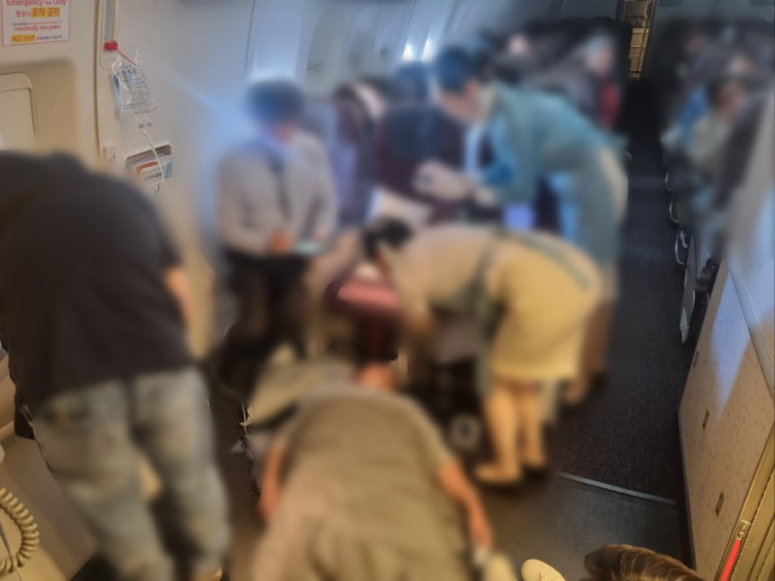 마닐라행 비행기서 의식을 잃은 환자를 기내 탑승 중이던 가정의학회 소속 전문의들이 구조했다. 이들은 응급 처치 후 공항 도착까지 3시간 넘게 환자 곁을 지켰다. 김정환 교수 페이스북