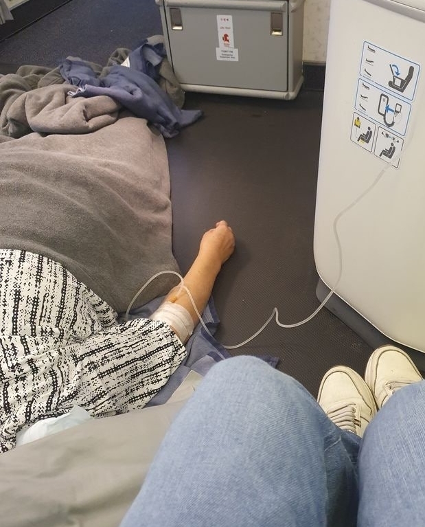 마닐라행 비행기서 의식을 잃은 환자를 기내 탑승 중이던 가정의학회 소속 전문의들이 구조했다. 이들은 응급 처치 후 공항 도착까지 3시간 넘게 환자 곁을 지켰다. 김정환 교수 페이스북