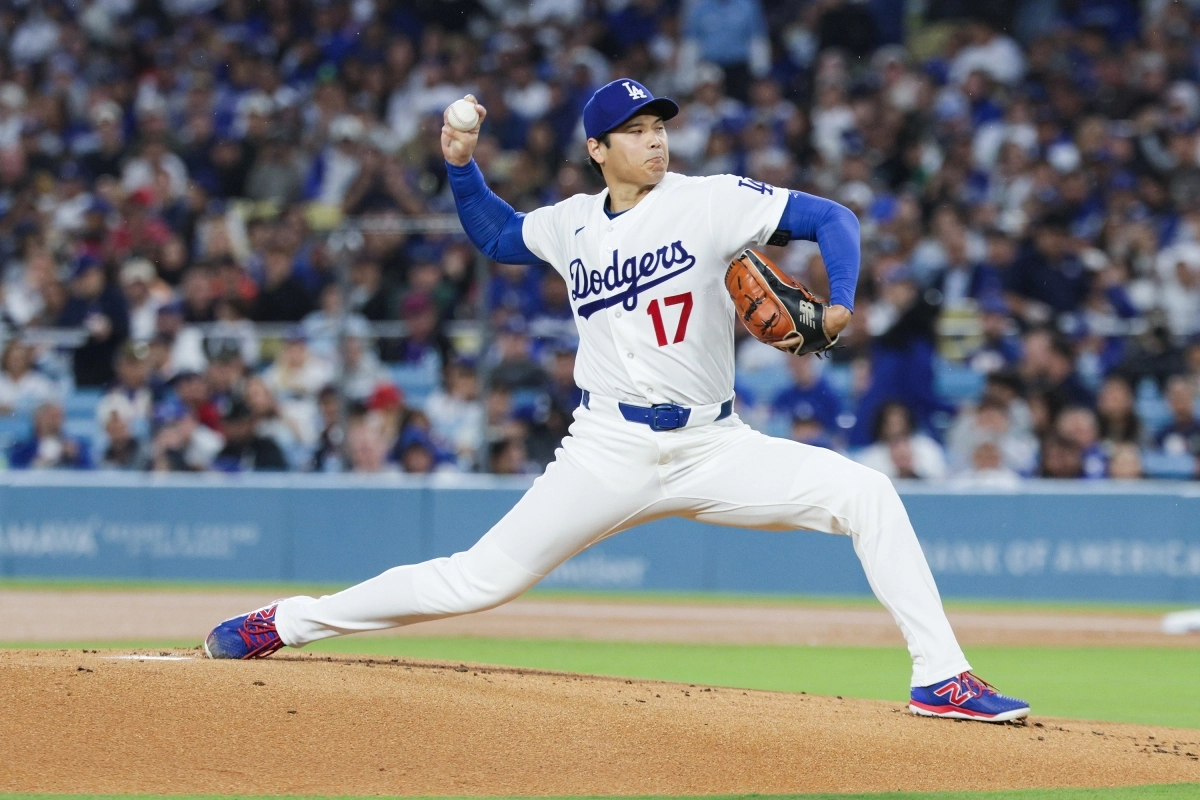 로스앤젤레스 다저스의 ‘투타겸업’  선수인 오타니 쇼헤이가 1일(한국시간) 미국 캘리포니아주 로스앤젤레스에서 열린 클리블랜드 가디언스와의 경기 1회 초에서 공을 던지고 있다. 로스앤젤레스 EPA 연합뉴스