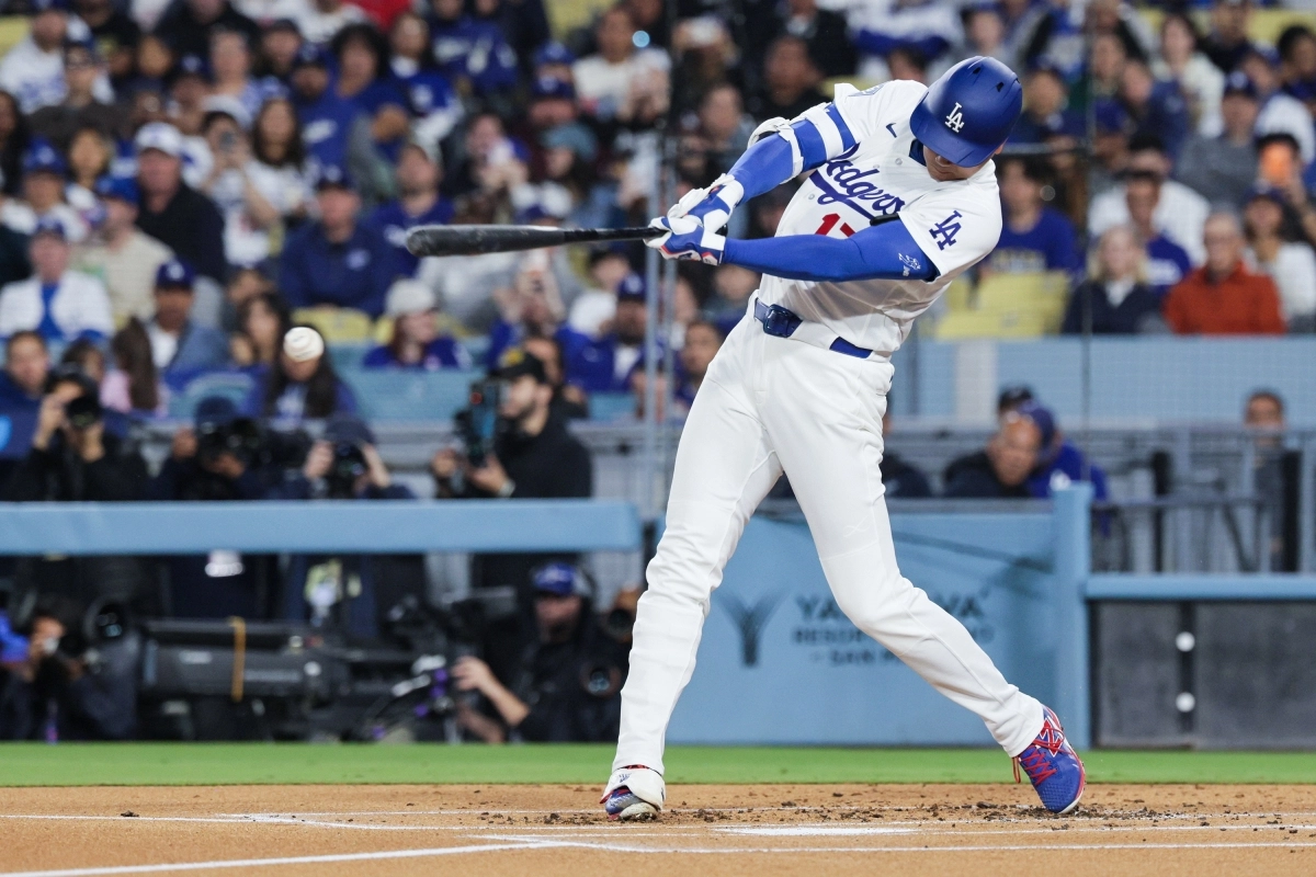 오타니 쇼헤이가 1일(현지시간) 미국 캘리포니아주 로스앤젤레스에서 열린 클리블랜드 가디언스의 경기에서 타자로 나서서 공을 때리고 있다. 로스앤젤레스 EPA  연합뉴스