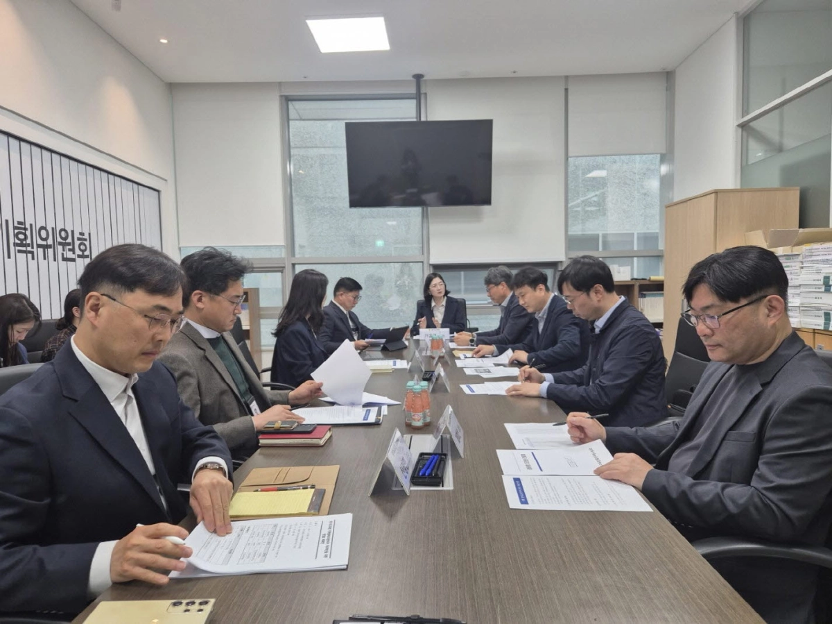 장윤정 의원이 31일 경기도교육청 관계부서 및 경기도교육청통합공무원노동조합 안산지부와 정담회를 열고 기계설비유지관리자의 처우개선 방향에 대해 논의하고 있다.(사진=경기도의회)