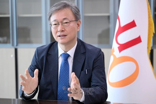 장인홍 서울 구로구청장이 지난해 4월 구로구청 집무실에서 서울신문과 인터뷰를 하고 있다.  홍윤기 기자