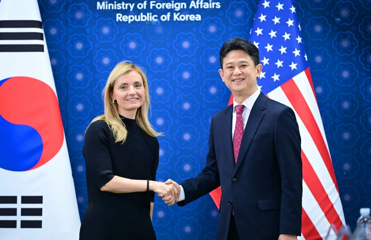 임상우(오른쪽) 외교부 공공외교대사와 사라 로저스 미국 국무부 공공외교 담당 차관이 1일 외교부 청사에서 제2차 한미 공공외교 협의에서 만나 악수하고 있다. 외교부 제공