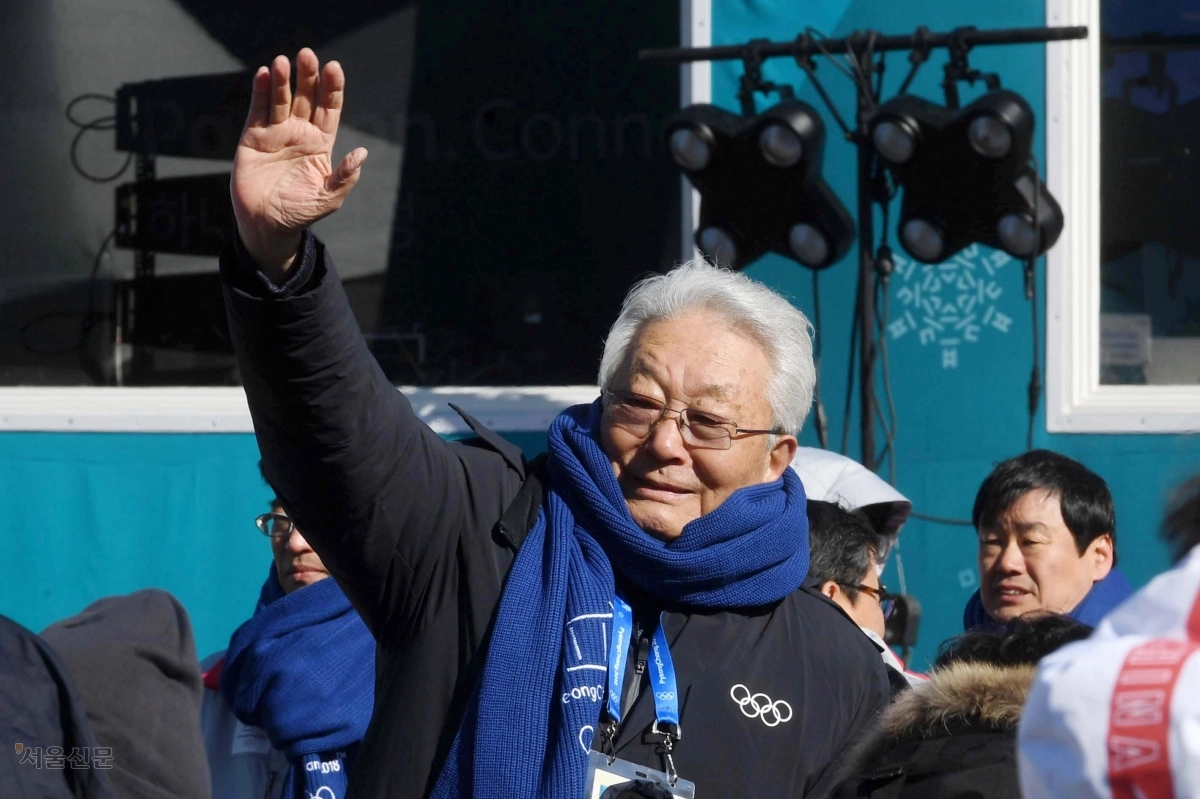 북한의 장웅 국제올림픽위원회(IOC) 위원이 5일 오전 강원 평창선수촌을 방문해 손을 흔들어 관계자들과 인사하고 있다. 2018.2.5 서울신문 DB