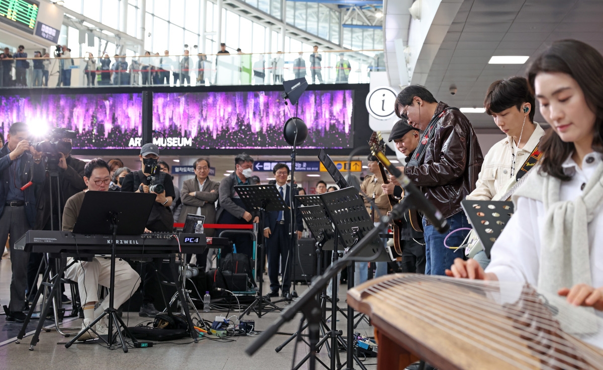 최휘영 문화체육관광부 장관이 1일 ‘문화가 있는 날’의 매주 수요일 확대 시행을 기념해 서울역에서 열린 ‘수요일은 문화요일, 문화로 놀자!’ 공연에서 기타 연주를 하고 있다.  문화체육관광부 제공