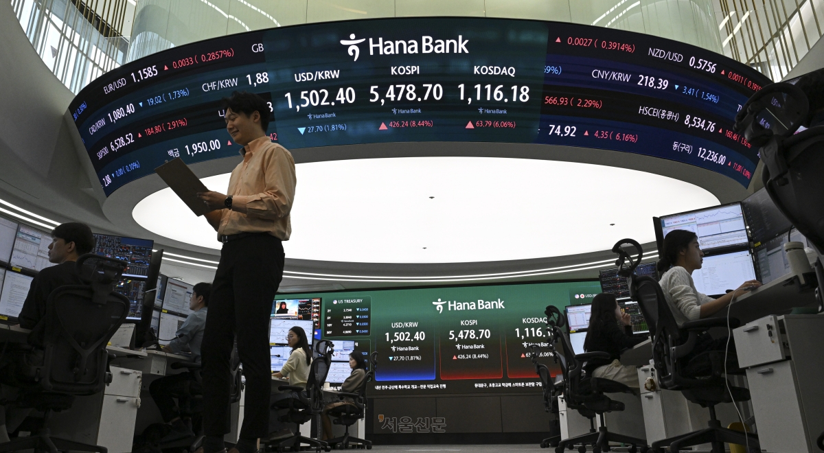 이란 전쟁 종식에 대한 기대감에 코스피가 급등한 1일 서울 중구 하나은행 본점 딜링룸 전광판에 종가가 표시된 가운데 딜러들이 업무를 보고 있다. 이날 코스피는 426.24p(8.44%) 상승한 5478.70에, 코스닥은 63.79p(6.06%) 상승한 1116.18에 장을 마감했다. 원/달러 환율은 마감 기준 1천500원대 초까지 떨어졌다. 이날 장 초반 코스피가 5%를 웃도는 상승 폭을 보이며 매수 사이드카가 발동된 가운데 오후에는 코스닥도 한 달여 만에 매수 사이드카가 발동됐다. 2026.4.1 이지훈 기자