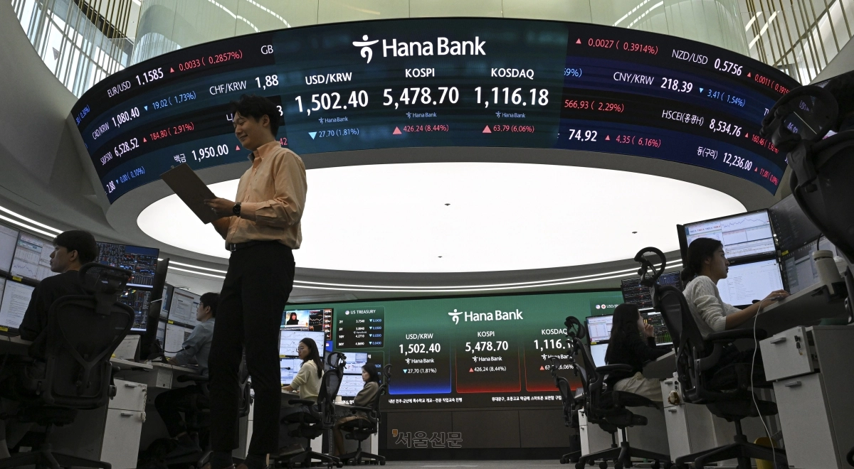 이란 전쟁 종식에 대한 기대감에 코스피가 급등한 1일 서울 중구 하나은행 본점 딜링룸 전광판에 종가가 표시된 가운데 딜러들이 업무를 보고 있다. 이날 코스피는 426.24p(8.44%) 상승한 5478.70에, 코스닥은 63.79p(6.06%) 상승한 1116.18에 장을 마감했다. 원/달러 환율은 마감 기준 1천500원대 초까지 떨어졌다. 이날 장 초반 코스피가 5%를 웃도는 상승 폭을 보이며 매수 사이드카가 발동된 가운데 오후에는 코스닥도 한 달여 만에 매수 사이드카가 발동됐다. 2026.4.1 이지훈 기자