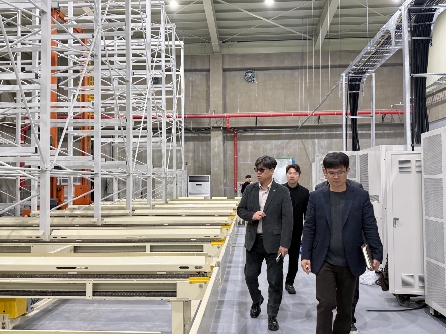 경북 포항시 블루밸리 국가산업단지 내 ‘전기차 배터리 자동평가센터’에서 1일 점검이 이뤄지고 있다. 포항시 제공