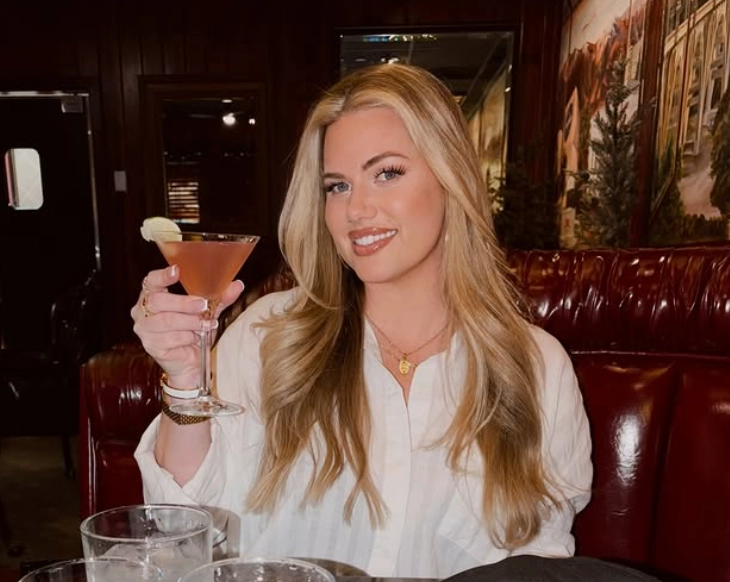 10대에 자녀를 출산해 30대에 할머니가 된 미국 여성이 ‘세계에서 가장 섹시한 할머니’라는 별명을 얻으며 화제가 되고 있다. 사진은 브리트니 데스버로(38). 인스타그램 캡처