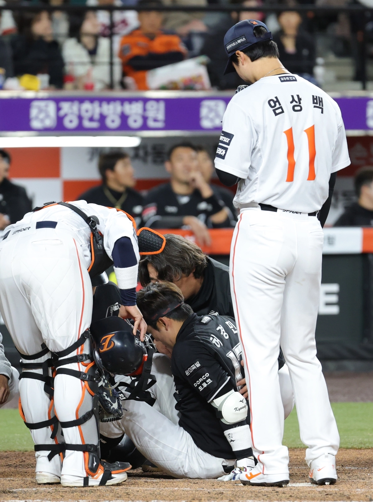 한화 이글스 엄상백이 31일 대전 한화생명 볼파크에서 열린 2026 프로야구 KT 위즈와 한화의 경기에서 5회초 허경민이 자신이 던진 공에 맞고 쓰러지자 걱정스럽게 지켜보고 있다. 2026.3.31 대전 뉴스1