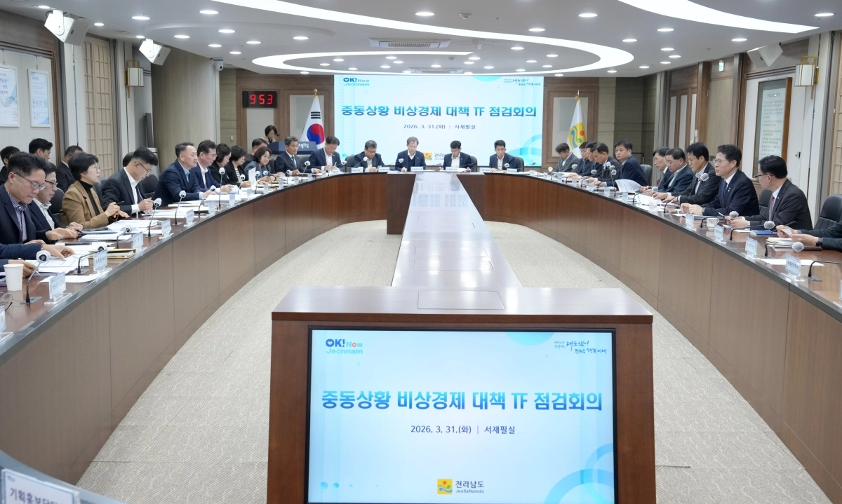 황기연 전남지사 권한대행이 31일 도청 서재필실에서 중동상황 비상대책 TF회의를 주재하고 있다.