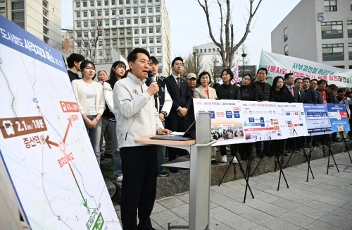 오세훈 서울시장이 1일 서울 서대문구 명지대 인근을 찾아 서부선 도시철도 사업추진현황을 발표하고 있다.  연합뉴스
