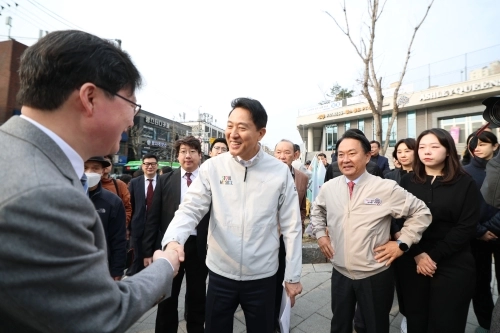 오세훈(오른쪽 세 번째) 서울시장이 1일 서울 서대문구 명지대 인근을 찾아 서부선 추진현황을 발표하고 관계자와 인사하고 있다. 오른쪽 두 번째는 이성헌 서대문구청장.  서대문구 제공