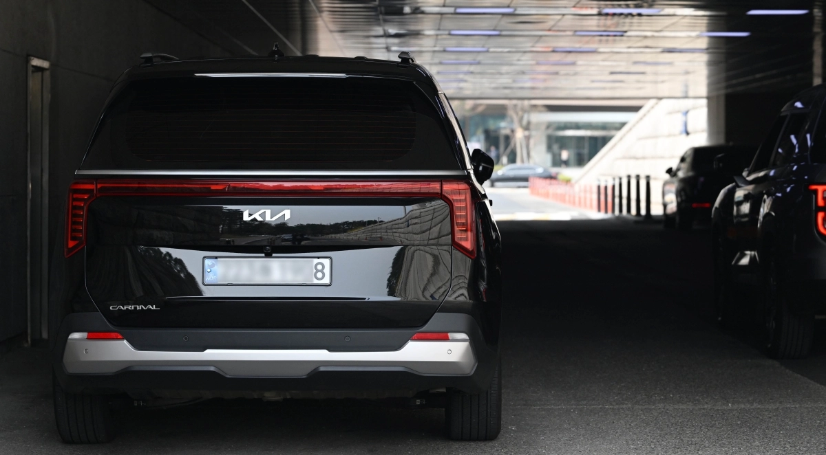 정부가 중동 전쟁 여파로 공공부문 ‘승용차 5부제’를 시행한 가운데, 1일 차량 번호 끝자리 3·8 차량의 국회 출입이 제한됐다. 그러나 이날은 국회의사당 내에 해당 차량들이 여전히 주·정차된 모습이 확인됐다. 2026.4.1 홍윤기 기자