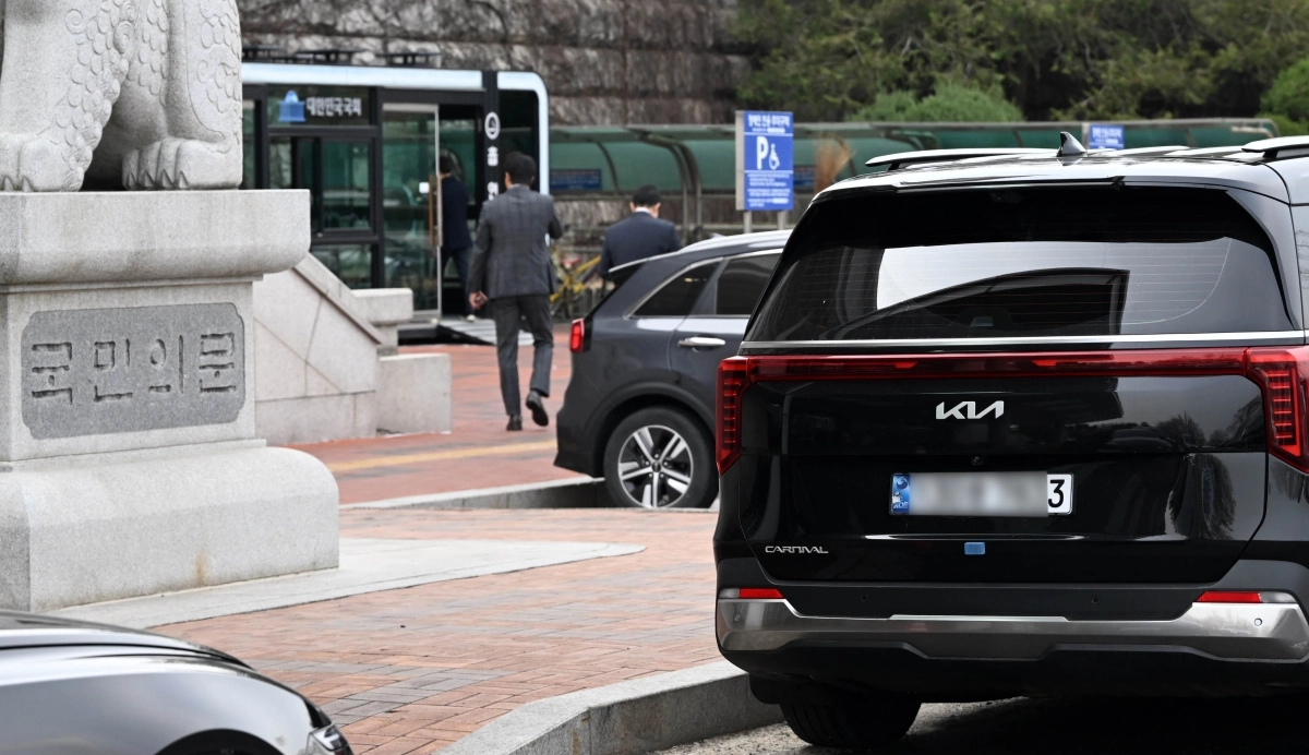 정부가 중동 전쟁 여파로 공공부문 ‘승용차 5부제’를 시행한 가운데, 1일 차량 번호 끝자리 3·8 차량의 국회 출입이 제한됐다. 그러나 이날은 국회의사당 내에 해당 차량들이 여전히 주·정차된 모습이 확인됐다. 2026.4.1 홍윤기 기자