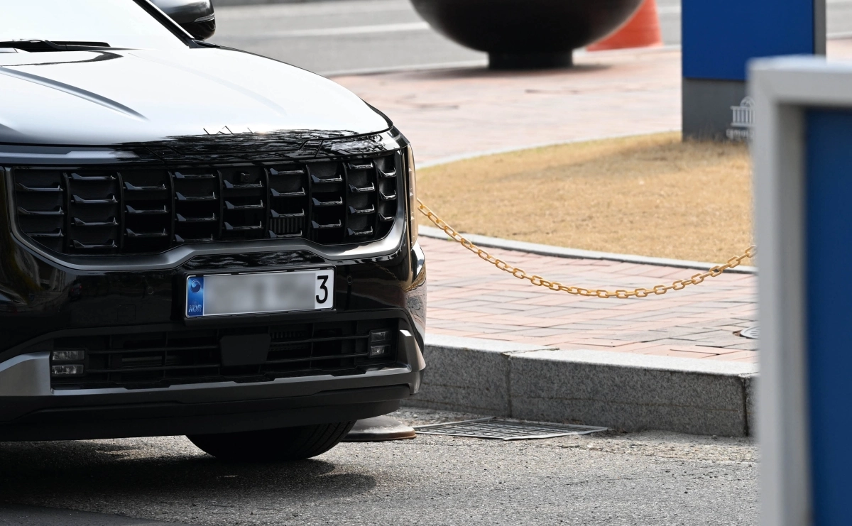 정부가 중동 전쟁 여파로 공공부문 ‘승용차 5부제’를 시행한 가운데, 1일 차량 번호 끝자리 3·8 차량의 국회 출입이 제한됐다. 그러나 이날은 국회의사당 내에 해당 차량들이 여전히 주·정차된 모습이 확인됐다. 2026.4.1 홍윤기 기자