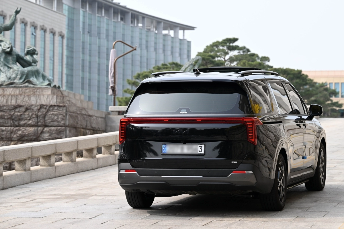 정부가 중동 전쟁 여파로 공공부문 ‘승용차 5부제’를 시행한 가운데, 1일 차량 번호 끝자리 3·8 차량의 국회 출입이 제한됐다. 그러나 이날은 국회의사당 내에 해당 차량들이 여전히 주·정차된 모습이 확인됐다. 2026.4.1 홍윤기 기자