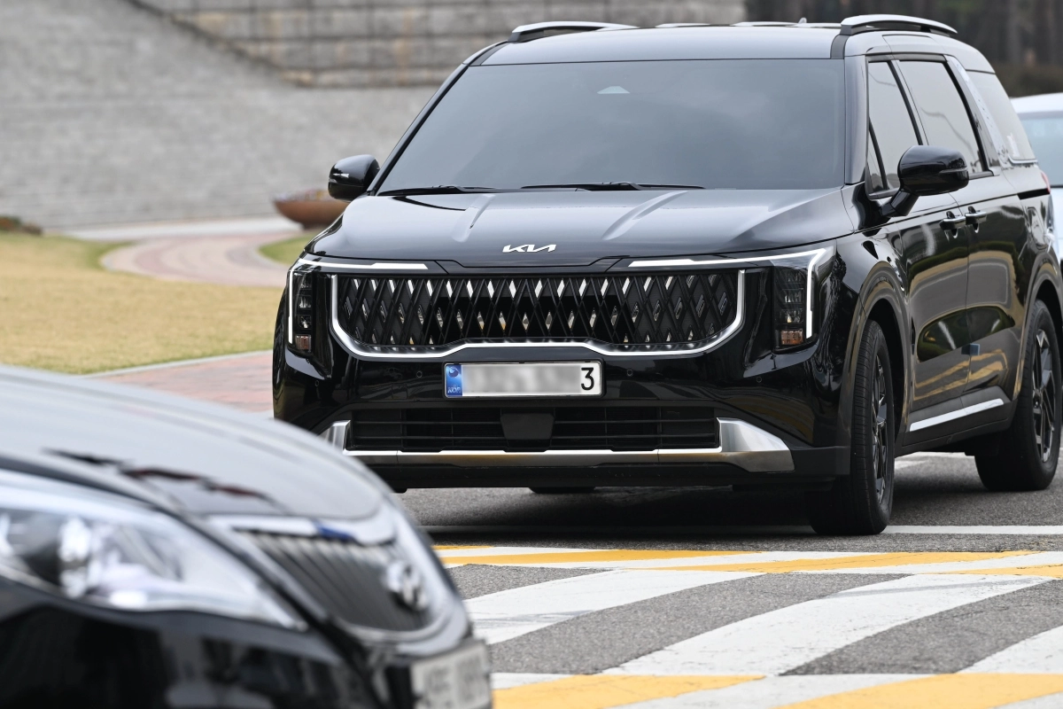 정부가 중동 전쟁 여파로 공공부문 ‘승용차 5부제’를 시행한 가운데, 1일 차량 번호 끝자리 3·8 차량의 국회 출입이 제한됐다. 그러나 이날은 국회의사당 내에 해당 차량들이 여전히 주·정차된 모습이 확인됐다. 2026.4.1 홍윤기 기자