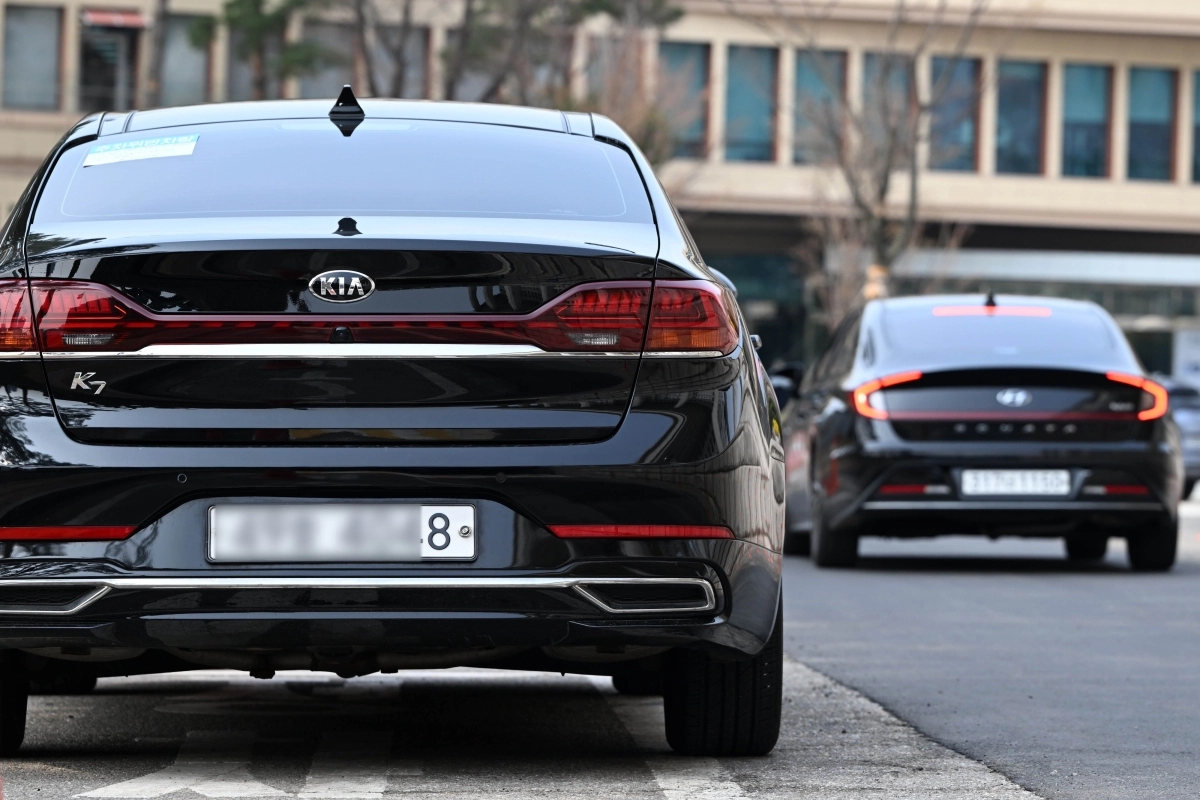 정부가 중동 전쟁 여파로 공공부문 ‘승용차 5부제’를 시행한 가운데, 1일 차량 번호 끝자리 3·8 차량의 국회 출입이 제한됐다. 그러나 이날은 국회의사당 내에 해당 차량들이 여전히 주·정차된 모습이 확인됐다. 2026.4.1 홍윤기 기자