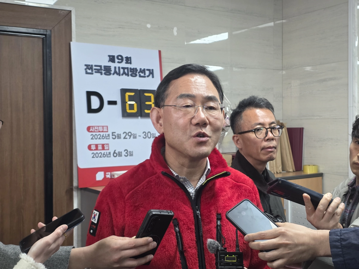 주호영 국민의힘 의원이 1일 국민의힘 대구시당사에서 열린 공정 경선 협약식에 참석한 뒤 기자들과 만나 컷오프(경선 배제) 효력 정지 가처분 신청과 관련한 자신의 입장을 밝히고 있다. 2026. 4. 1. 대구 민경석 기자