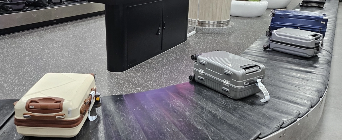 지난달 24일 오후 7시 10분쯤 제주공항에서 부산행 항공기에 탑승하려던 30대 남성 A씨의 가방을 보안검색하던 중 실탄 1발이 발견됐다. 사진은 제주공항 수하물 벨트에서 트렁크들이 나오는 모습. 제주 강동삼 기자