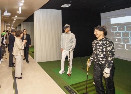 박희영 서울 용산구청장이 지난달 31일 용산 스크린 파크골프 삼각지점에서 주민과 대화하고 있다.  용산구 제공