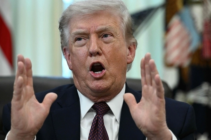 도널드 트럼프 미국 대통령이 지난달 31일(현지시간) 워싱턴 DC 백악관 집무실(오벌 오피스)에서 행정명령에 서명한 뒤 발언하고 있다.  AFP 연합뉴스