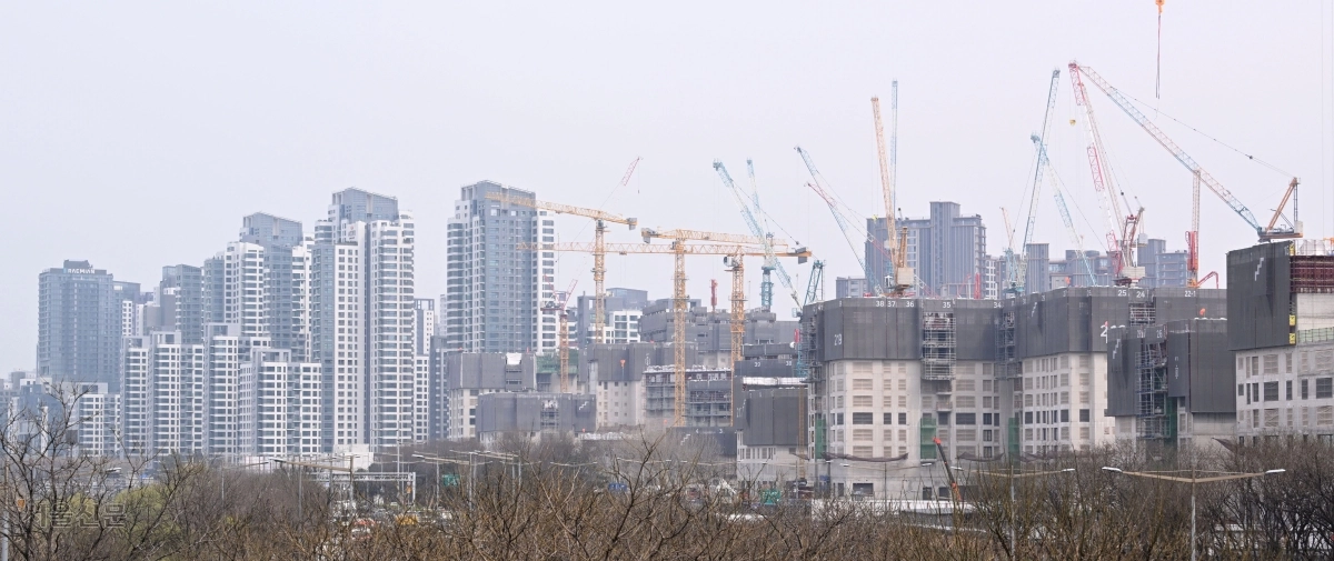 다주택자가 보유한 수도권·규제지역 아파트 담보대출의 만기 연장을 원칙적으로 금지하는 대책이 발표된 1일 서울 서초구 반포 일대 모습. 금융당국은 이날 다주택자의 대출 만기 연장을 제한하되 세입자가 있는 전세 주택에 대해서는 임대차 계약 종료 시점까지 예외를 적용하기로 했다. 도준석 전문기자