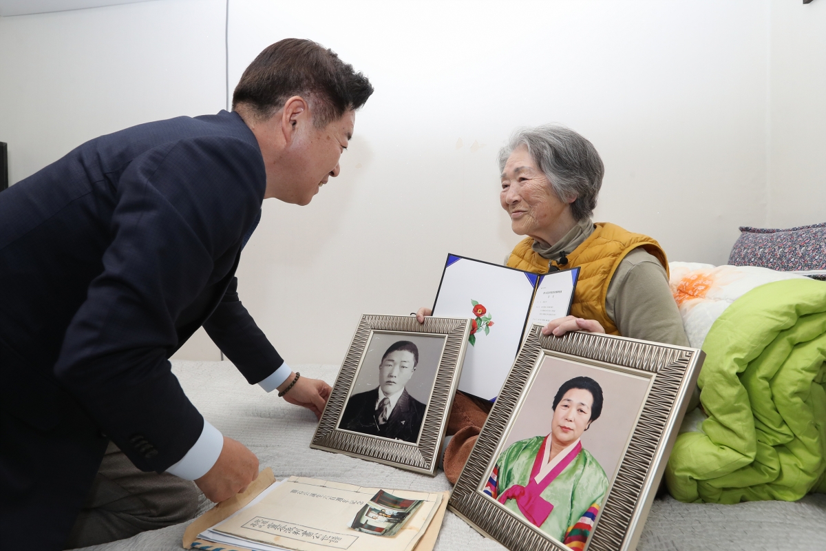 4·3 당시 아버지를 여읜 고계순(오른쪽)씨가 지난 2월 13일 오영훈 제주지사로부터 제주4·3진상규명 및 희생자 명예회복위원회의 친생자관계존재확인 결정서를 전달받고 있다.  제주도 제공