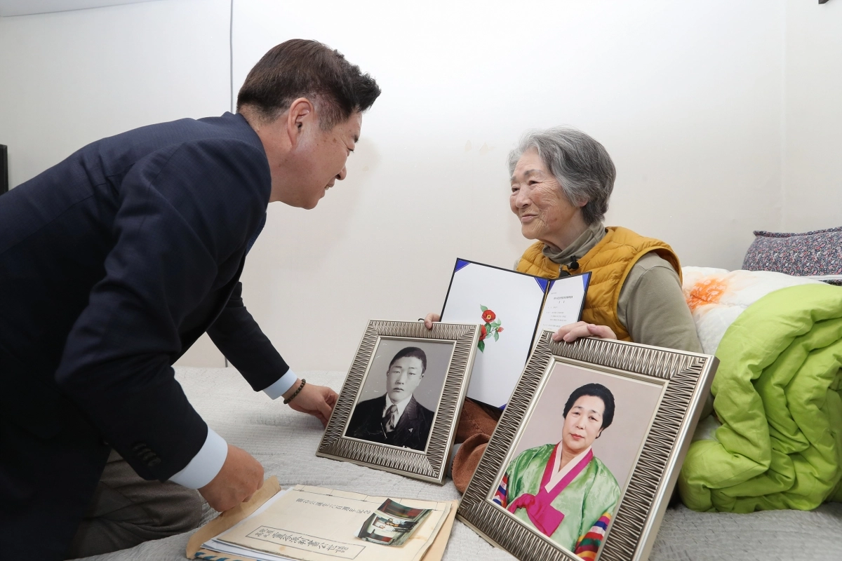 4·3 당시 아버지를 여읜 고계순(오른쪽)씨가 지난 2월 13일 오영훈 제주지사로부터 제주4·3진상규명 및 희생자 명예회복위원회의 친생자관계존재확인 결정서를 전달받고 있다.  제주도 제공