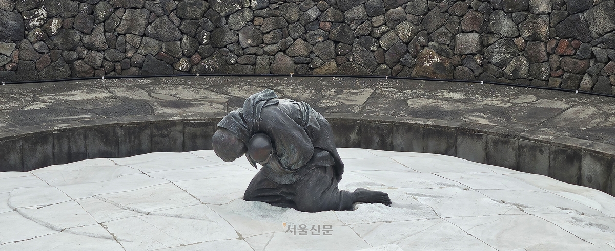 제주4·3평화공원에 설치된 청동 조각상 ‘비설’(飛雪). 1949년 1월 봉개동 지역에서 진행된 2연대의 토벌 작전 당시 두 살 난 젖먹이 딸을 등에 업은 채 총에 맞아 희생된 변병생 모녀를 모티브로 제작됐다. 강동삼 기자