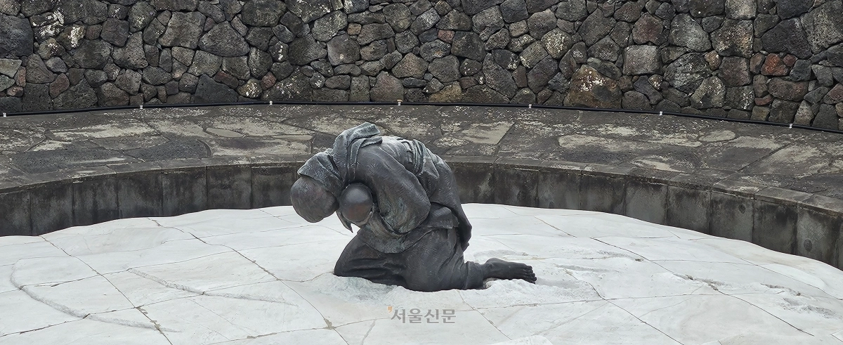 제주4·3평화공원에 설치된 청동 조각상 ‘비설’(飛雪). 1949년 1월 봉개동 지역에서 진행된 2연대의 토벌 작전 당시 두 살 난 젖먹이 딸을 등에 업은 채 총에 맞아 희생된 변병생 모녀를 모티브로 제작됐다. 강동삼 기자