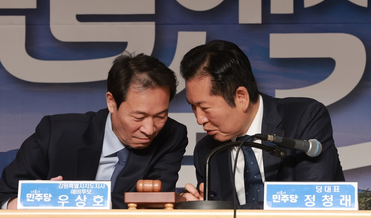 더불어민주당 정청래 대표와 우상호 강원지사 후보가 1일 강원 철원새마을금고 본점 대회의실에서 열린 현장 최고위원회의에서 대화하고 있다. 연합뉴스