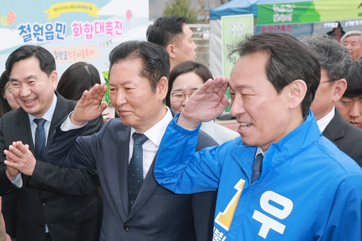 더불어민주당 정청래 대표와 우상호 강원지사 후보가 1일 강원 철원종합문화복지센터 다목적구장에서 열린 철원읍민 화합대축전에 방문해 부스를 운영 중인 군인들에게 거수 경례하고 있다. 연합뉴스