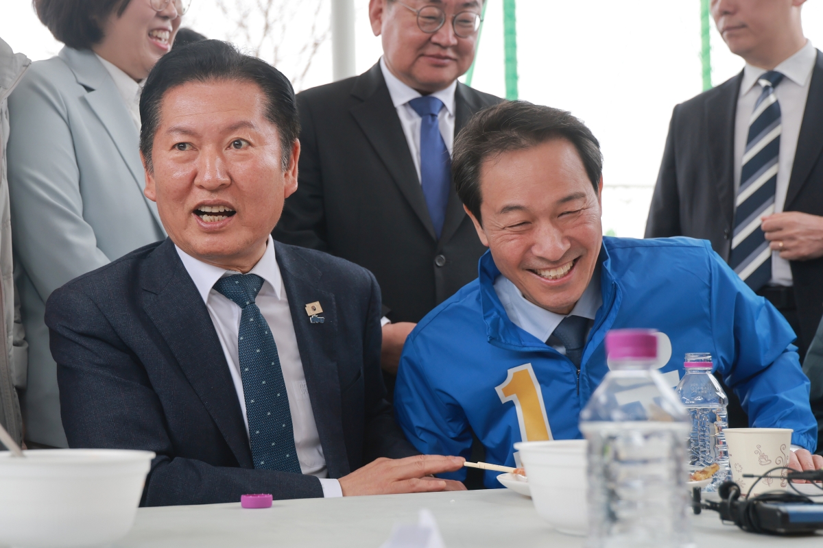 더불어민주당 정청래 대표와 우상호 강원지사 후보가 1일 강원 철원종합문화복지센터 다목적구장에서 열린 철원읍민 화합대축전에 방문해 읍민을 만나고 있다. 연합뉴스