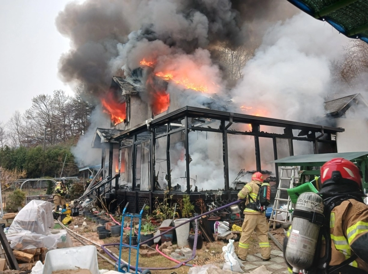 경북 포항시 북구 기계면에서 1일 오후 발생한 단독주택 화재. 경북소방본부 제공