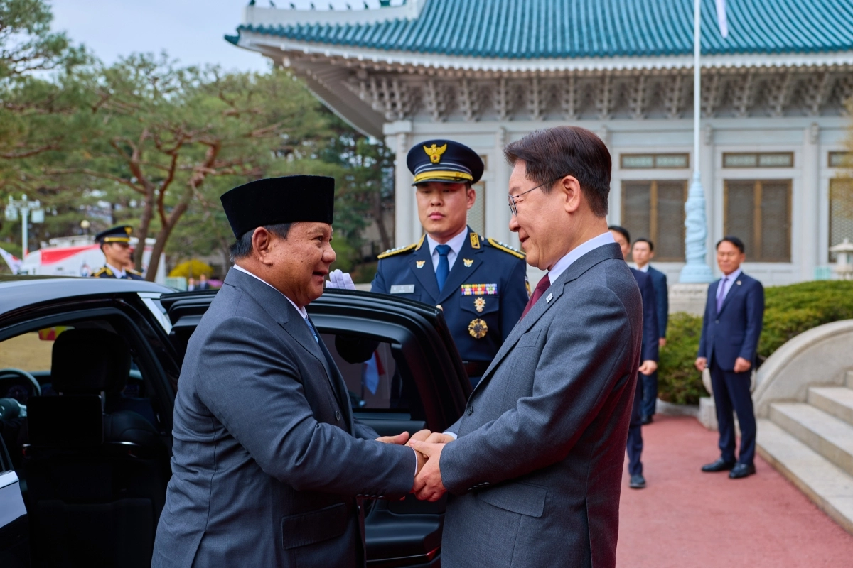 이재명 대통령이 1일 청와대에서 국빈 방한한 프라보워 수비안토 인도네시아 대통령을 영접하고 있다. 이 대통령은 이날 프라보워 대통령에게 무궁화대훈장을 수여하는 등 최고 수준으로 예우했다. 청와대 제공