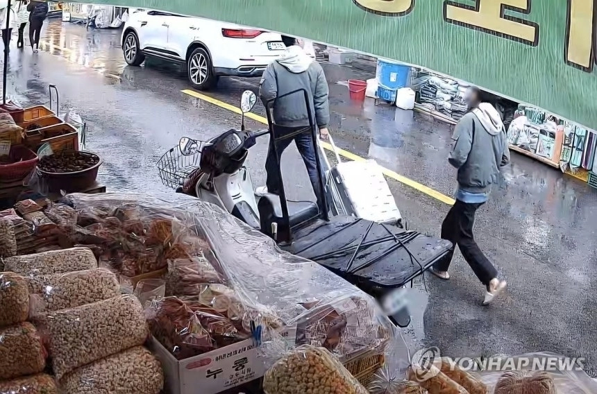대구 북부경찰서는 1일 50대 여성의 시신을 캐리어에 담아 북구 칠성동 신천에 유기한 혐의로 20대 딸과 사위를 붙잡아 수사 중이다. 사진은 지난 18일 이들 부부가 캐리어를 끌고 중구 주거지에서 신천으로 이동하는 모습이 담긴 폐쇄회로(CC)TV 영상 중 일부. 2026.4.1. 연합뉴스