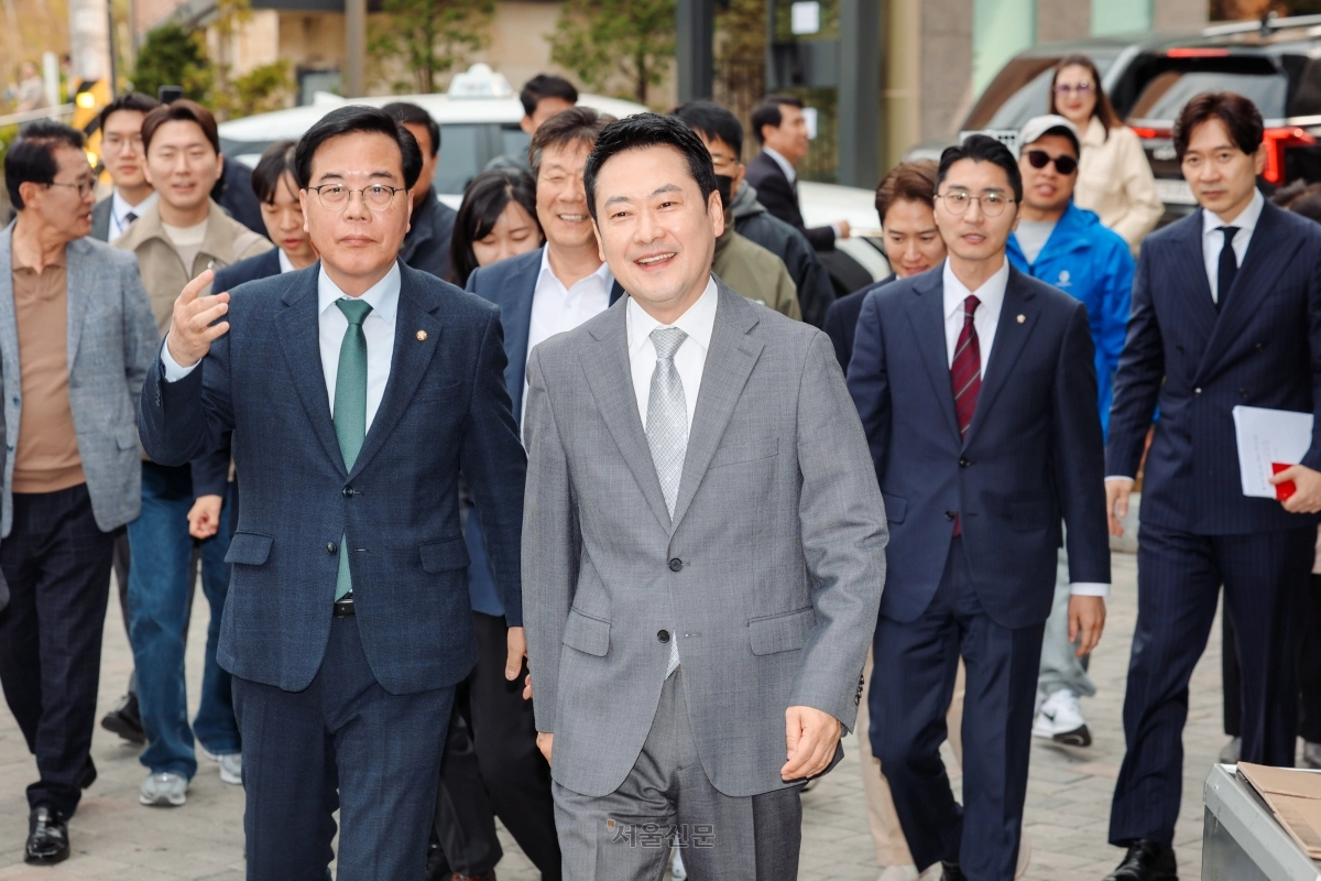 국민의힘 장동혁(오른쪽) 대표와 송언석 원내대표 등이 1일 서울 마포구에서 부동산 시장을 점검하고 있다. 안주영 전문기자
