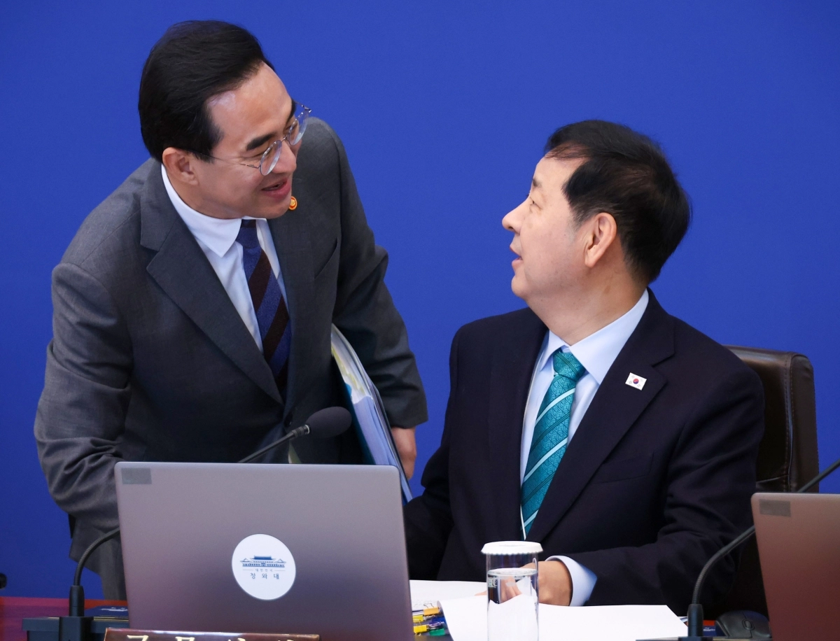 구윤철(오른쪽) 부총리 겸 재정경제부 장관과 박홍근 기획예산처 장관이 지난달 31일 청와대에서 열린 국무회의에 참석해 인사를 나누고 있다.  연합뉴스