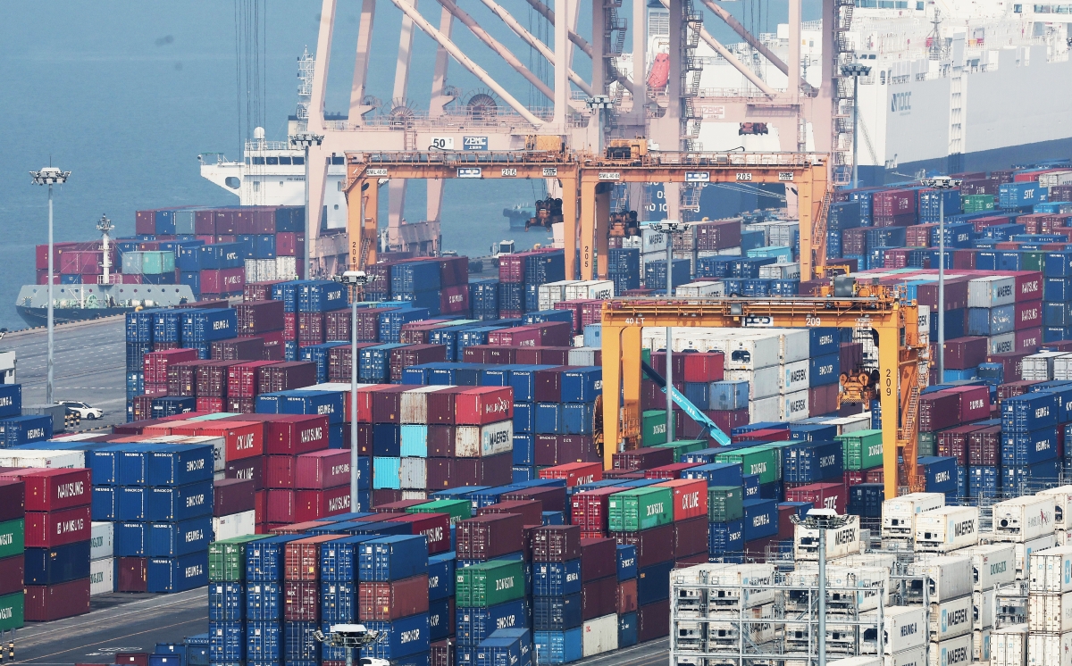 thumbnail - 중동악재 속 ‘GDP 서프라이즈’<br>반도체 타고 수출·투자 뛰었다