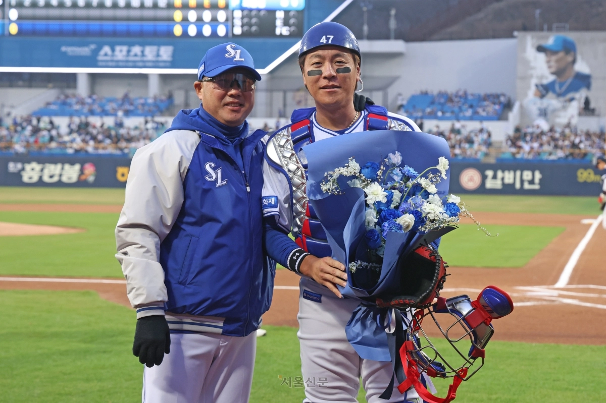 삼성 라이온즈 강민호(오른쪽)가 1일 대구 삼성 라이온즈파크에서 열린 2026 프로야구 두산 베어스와의 안방 경기에서 2500경기 출장을 기념해 박진만 감독과 함께 기념사진을 찍고 있다. 2026.4.1 삼성 라이온즈 제공