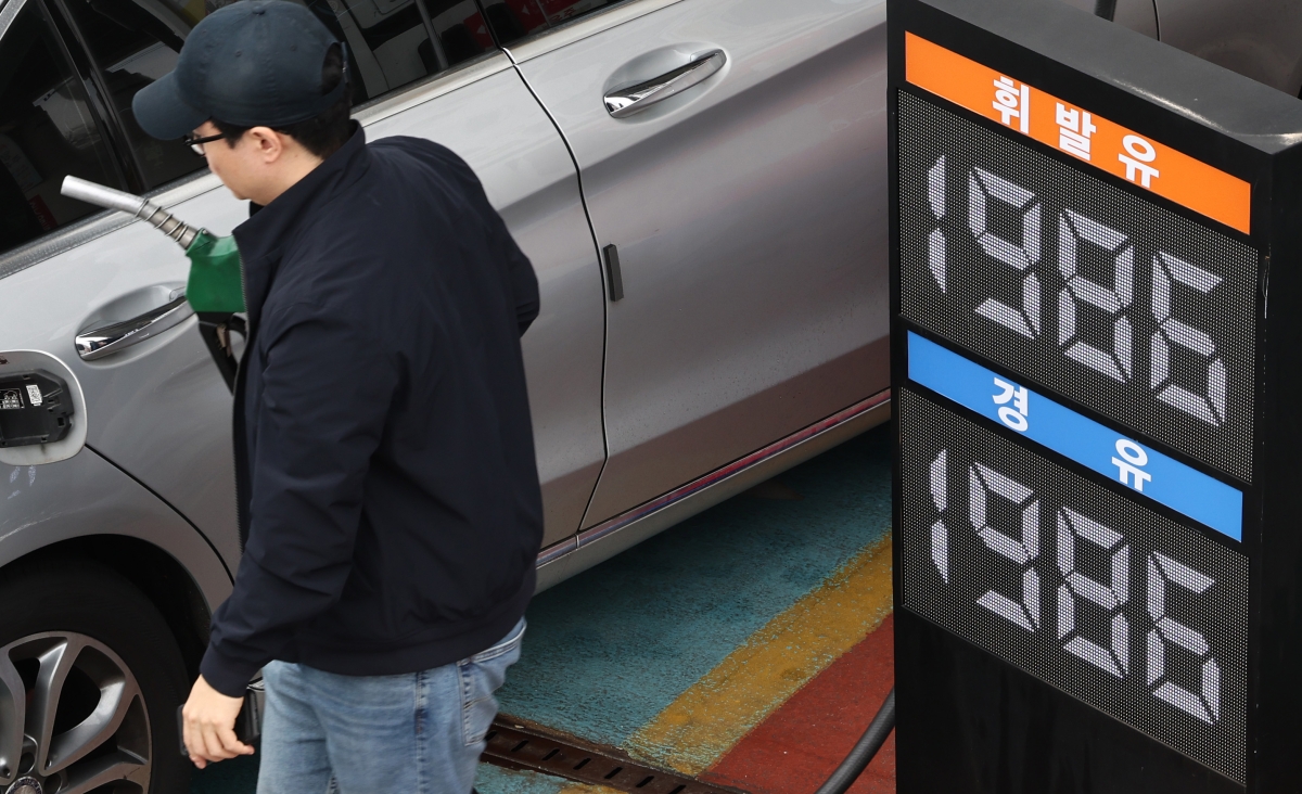 중동전쟁이 종료될 것이라는 기대감에 국제유가는 하락세를 나타냈지만 국내 기름값은 계속 상승해 1일 전국 평균 휘발유 가격이 ℓ당 1900원대를 돌파했다. 사진은 이날 서울의 한 주유소에서 휘발유와 경유를 나란히 ℓ당 1986원에 판매하고 있는 모습. 뉴스1